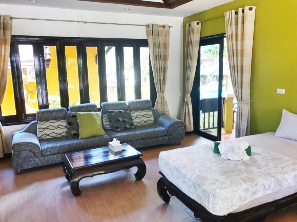 Villa Chaya Khao Lak Exteriör bild