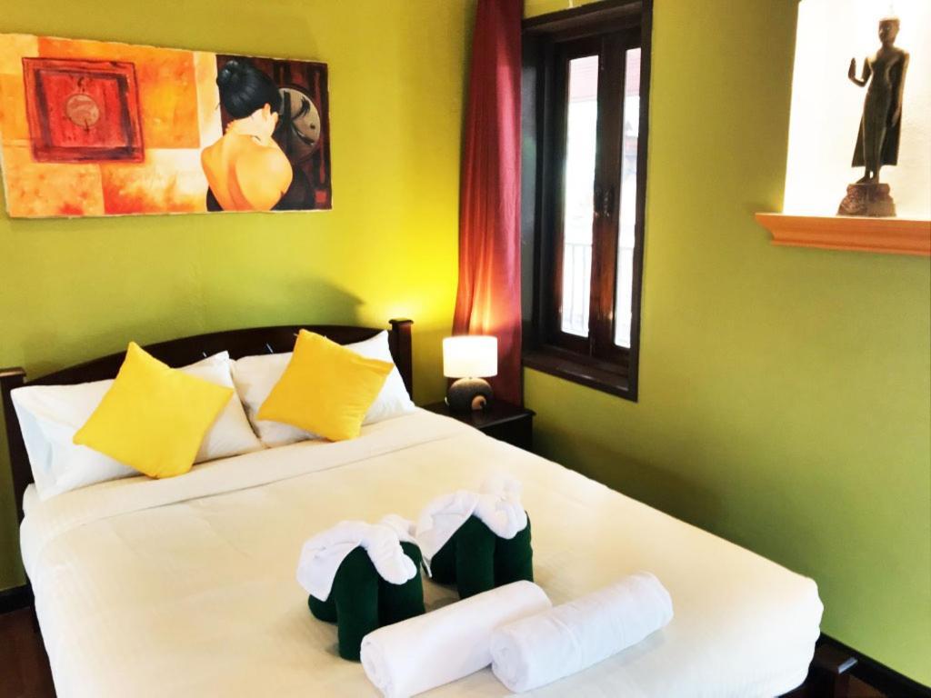 Villa Chaya Khao Lak Exteriör bild