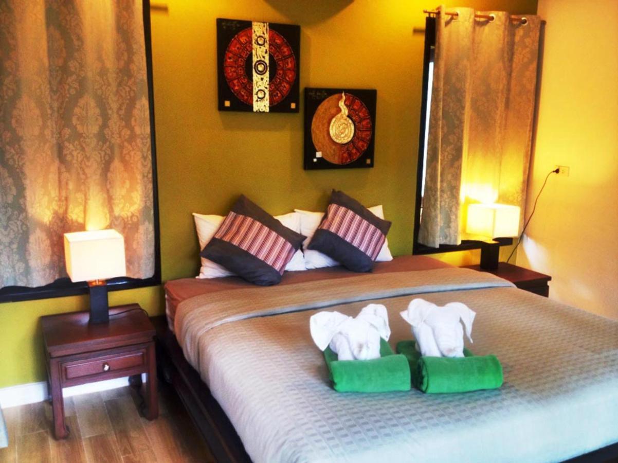 Villa Chaya Khao Lak Exteriör bild