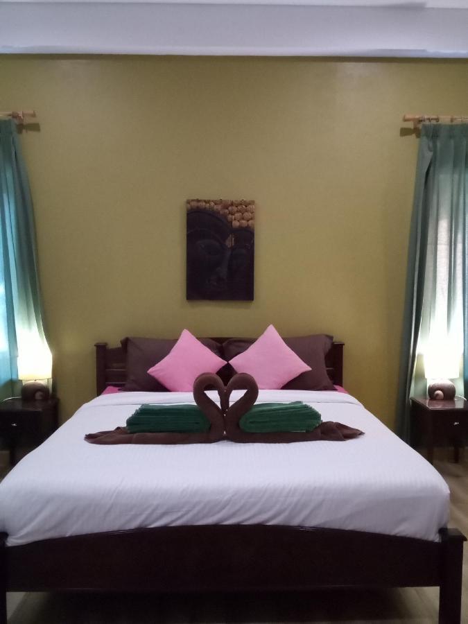 Villa Chaya Khao Lak Exteriör bild