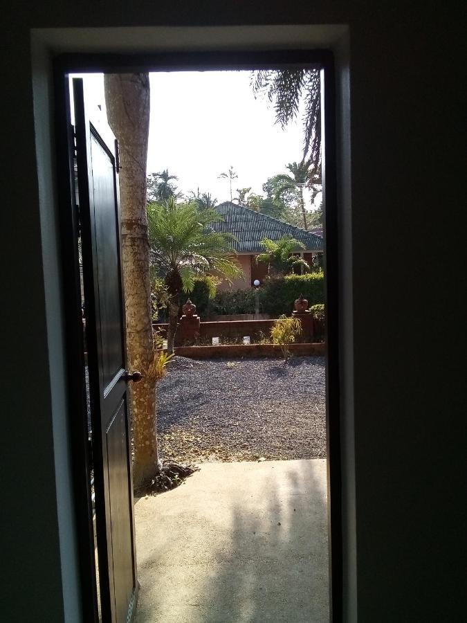 Villa Chaya Khao Lak Exteriör bild